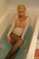 Anna nimmt ein heißes Bad in ihrer Strumpfhose 6