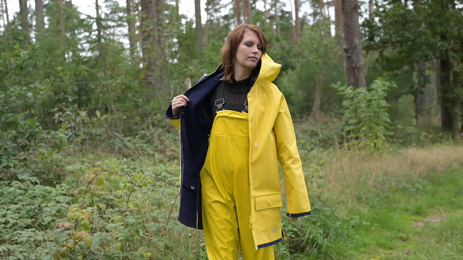 Rainwear&Bondage | Miss Petra goes for a walk in friesennerz, yellow