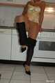 Martina posiert in ihrer goldenen Corsage, schwarzen Leggins, Strumpfhose und Heels in der Küche 6