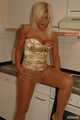 Martina posiert in ihrer goldenen Corsage, schwarzen Leggins, Strumpfhose und Heels in der Küche 7
