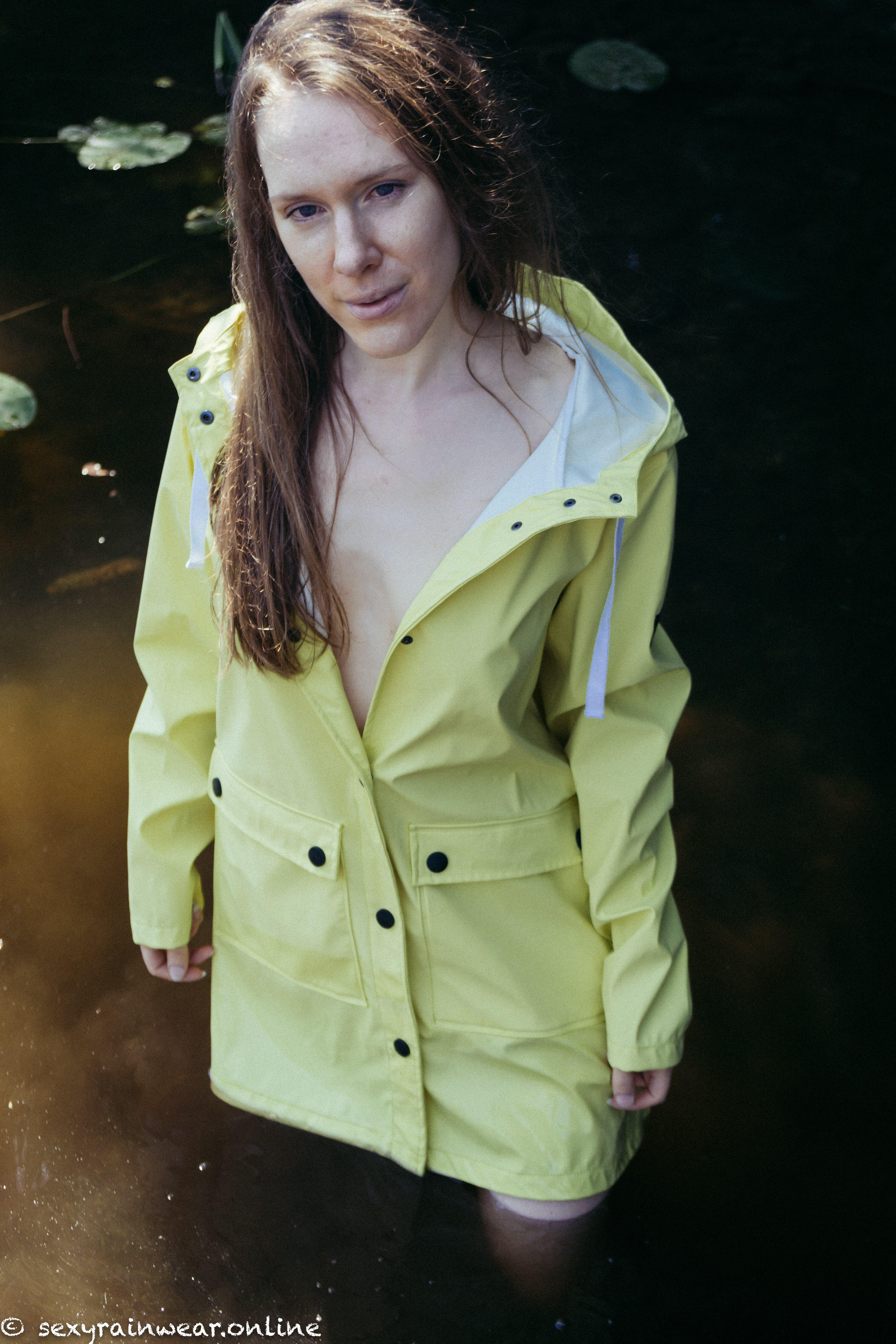 sexyrainwear-online-enjoying-a-kinky-bath